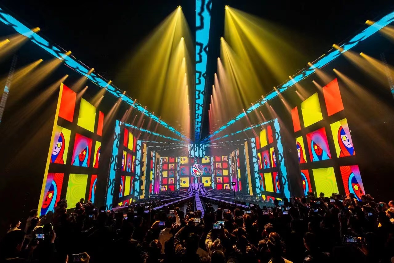 Enjoying a visual feast with LIGHTLINK 1000+㎡ transparent led panels at Guangzhou GET Show -《HALO》 Light Show